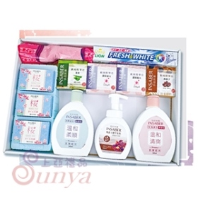 洗髮乳500ml、沐浴乳500ml、桑拿巾、香皂75g*3、潔手慕斯250ml、歐風精華皂94g*4、獅王牙膏200g